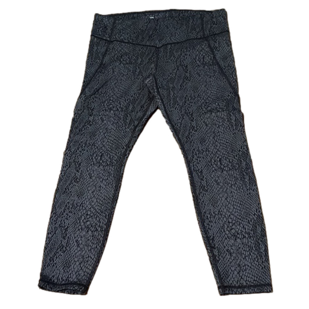 all in motion leggings, gray snake skin print, in seam 26”. excellent condition